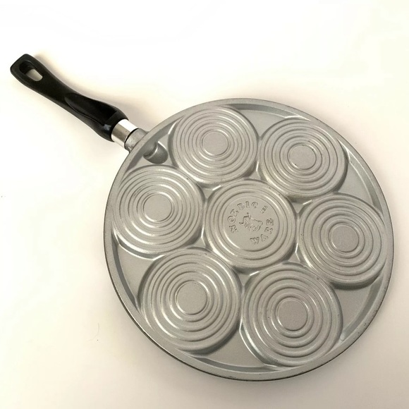 Nordic Ware Snowflake Pancake Pan
Makes 7 approximately 3” diameter pancakes - Picture 3 of 6